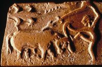 Walka z bykiem (fragment), tabliczka gliniana, Harappa, rozmiar 3,91x1,62 cm, muzeum w Harppie.jpg